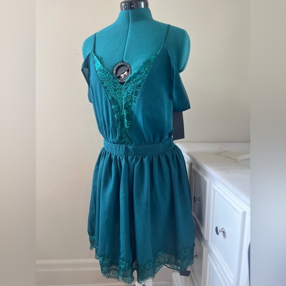 *New* Funky Soul Off-Shoulder Dress - Picture 1 of 4